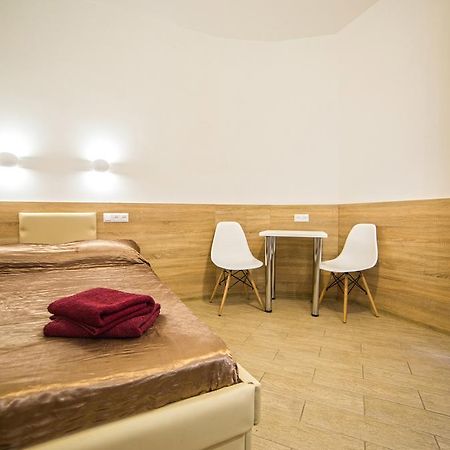 Mini Economy Apartments - Chornovola Avenue - 2 Minutes To The Opera House 利沃夫 外观 照片
