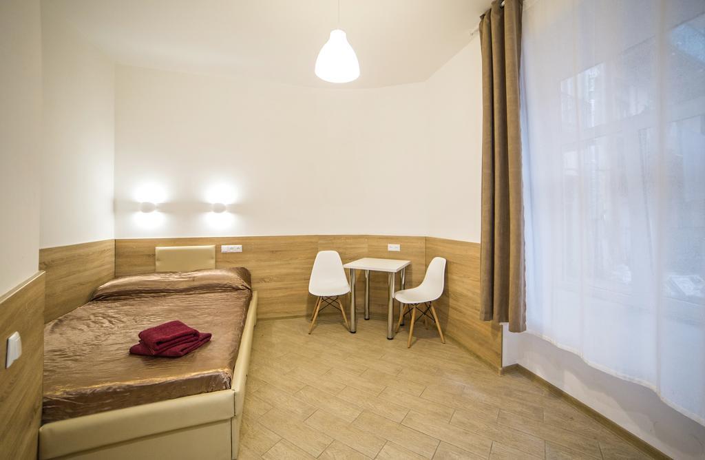 Mini Economy Apartments - Chornovola Avenue - 2 Minutes To The Opera House 利沃夫 外观 照片