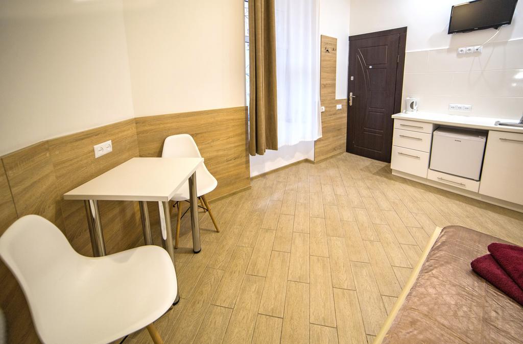 Mini Economy Apartments - Chornovola Avenue - 2 Minutes To The Opera House 利沃夫 外观 照片